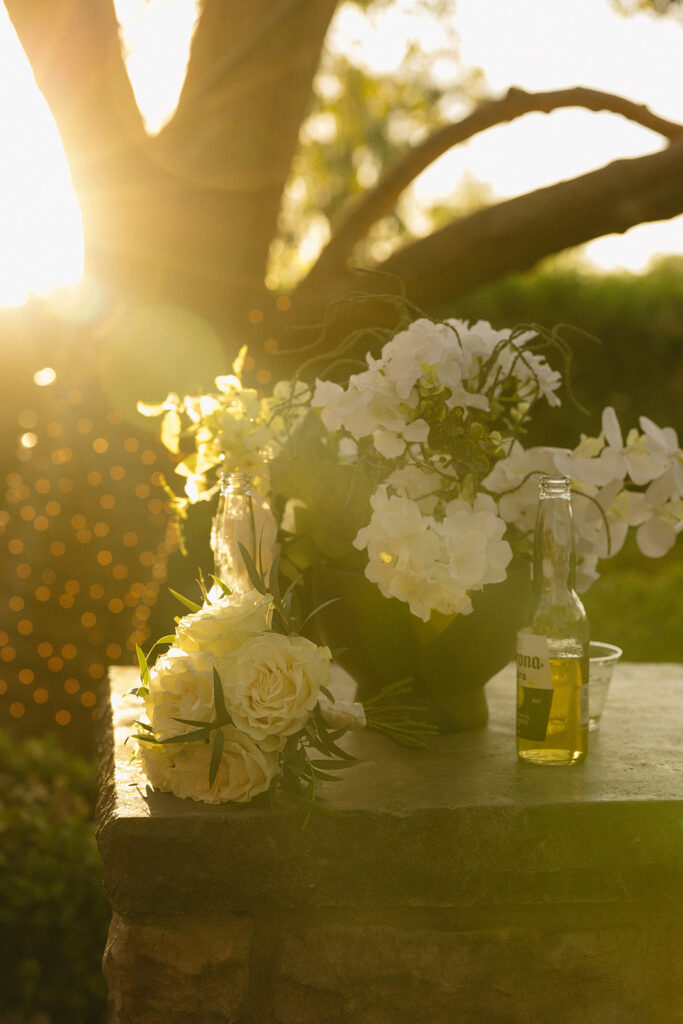 A luxe timeless wedding day in Scottsdale Arizona with timeless wedding floral