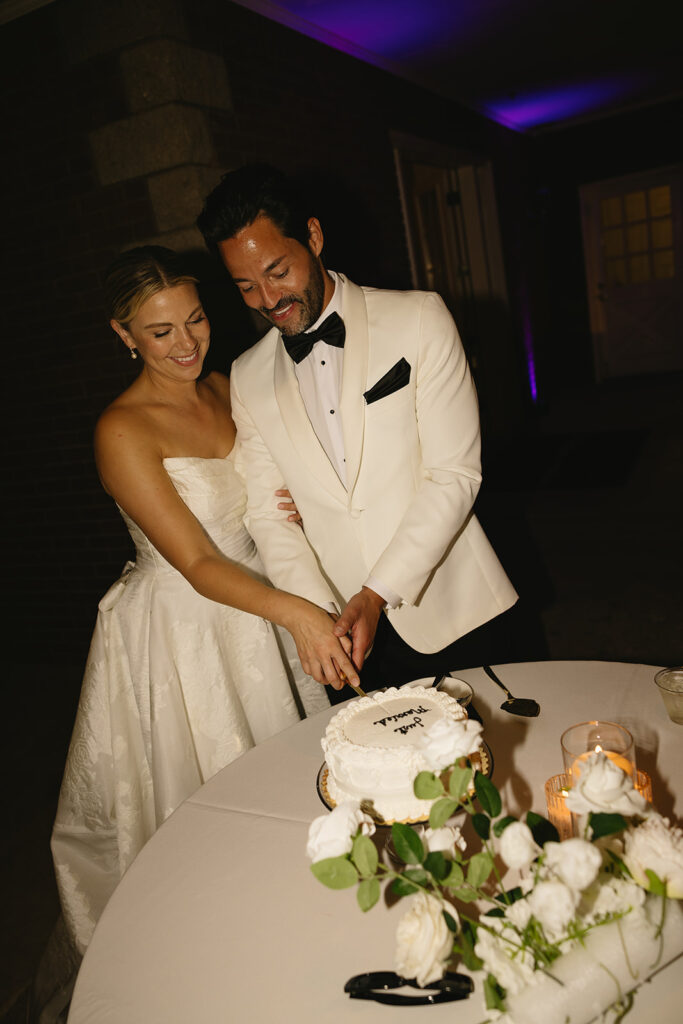 A luxe timeless wedding day in Scottsdale Arizona with bride and groom cutting their cake