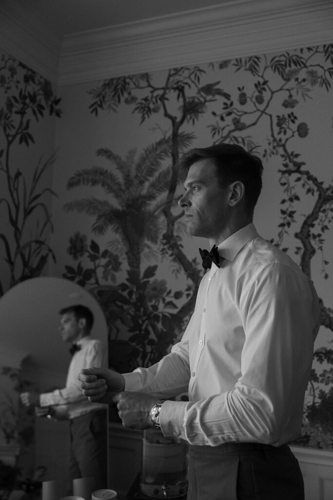 groom getting ready wedding photos