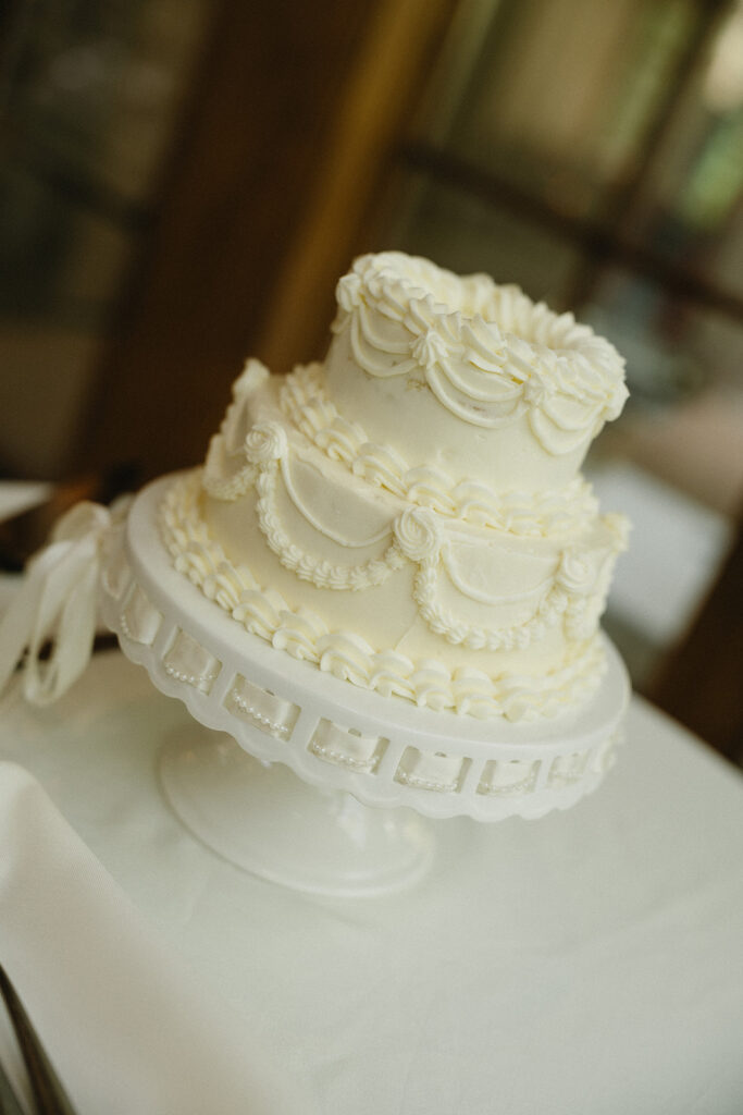 simple and timeless wedding cake