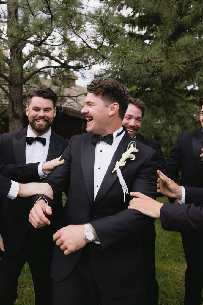 candid groomsmen poses and photos