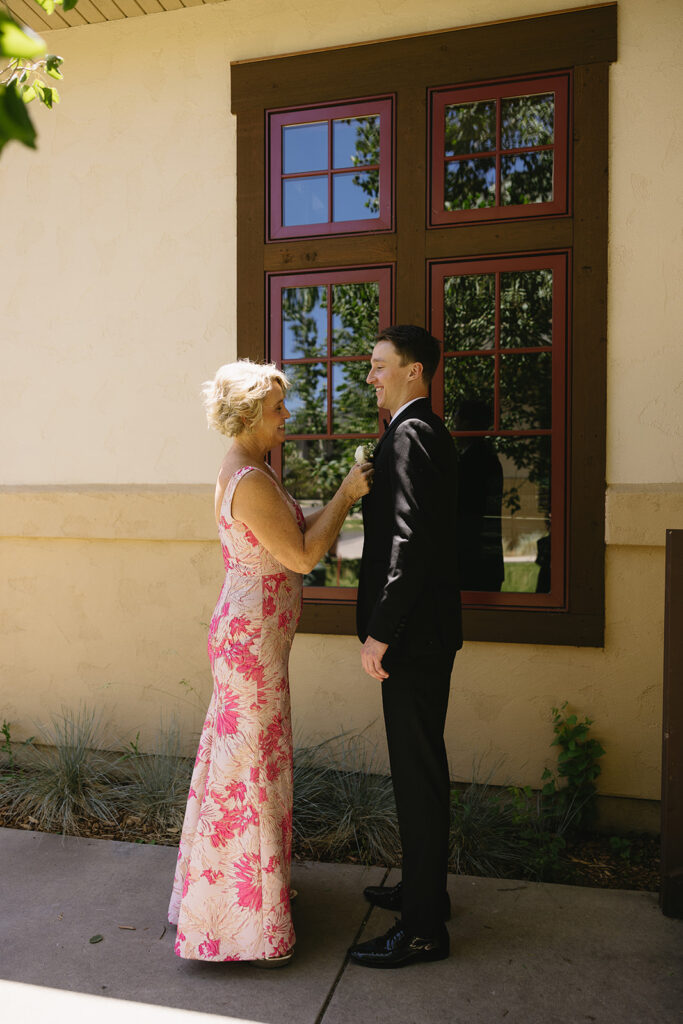 first look with groom and mom at a colorado wedding venue