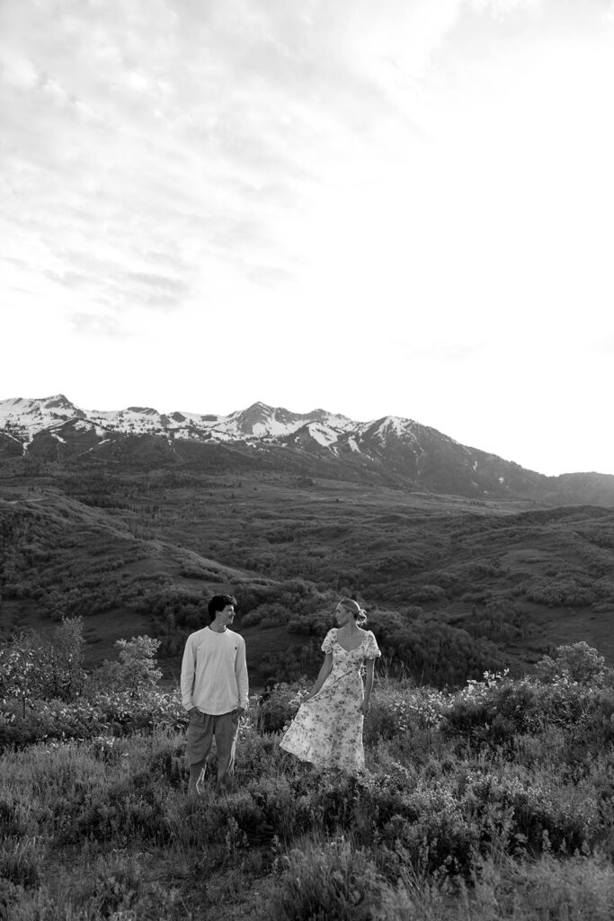 outdoor couples photos in the mountains with wildflowers