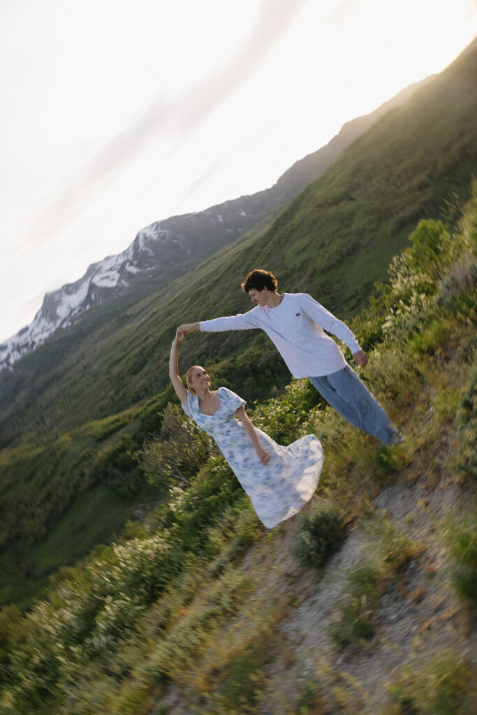 outdoor couples photos in the mountains with wildflowers