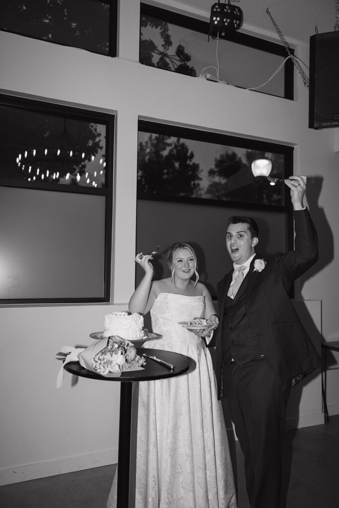 bride and groom cutting the wedding cake