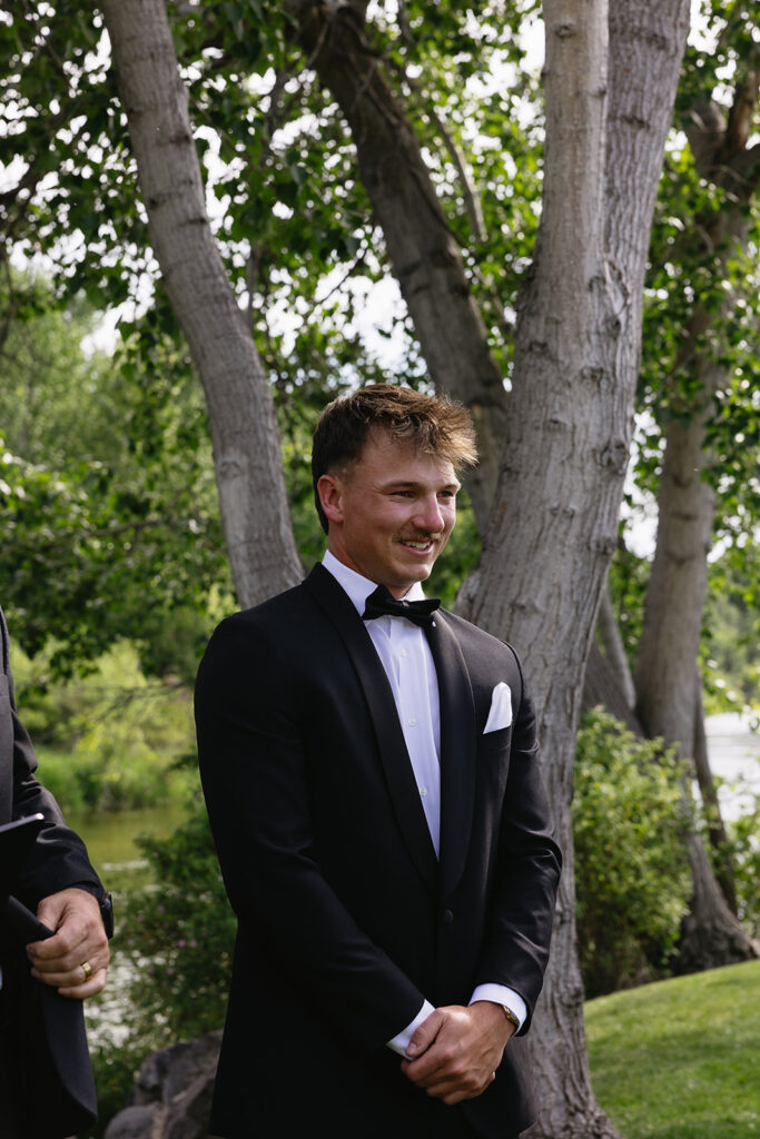 groom reaction to bride walking down the aisle
