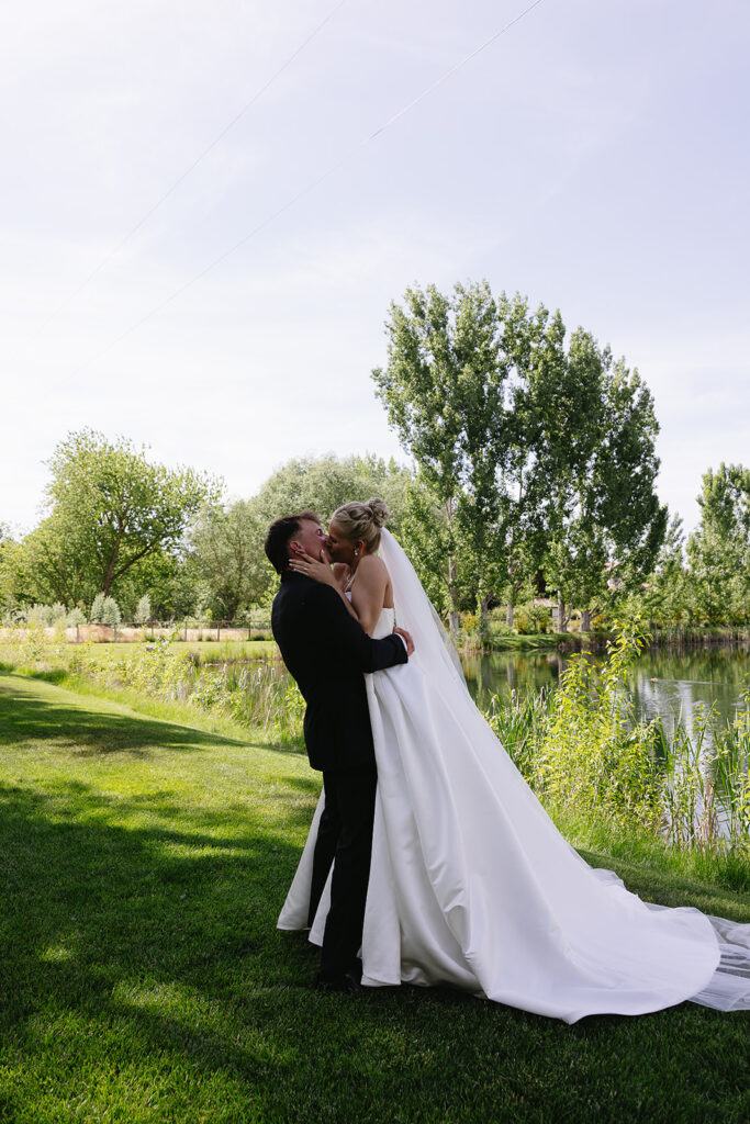 meaningful romantic family estate wedding photos outdoor bride and groom photos