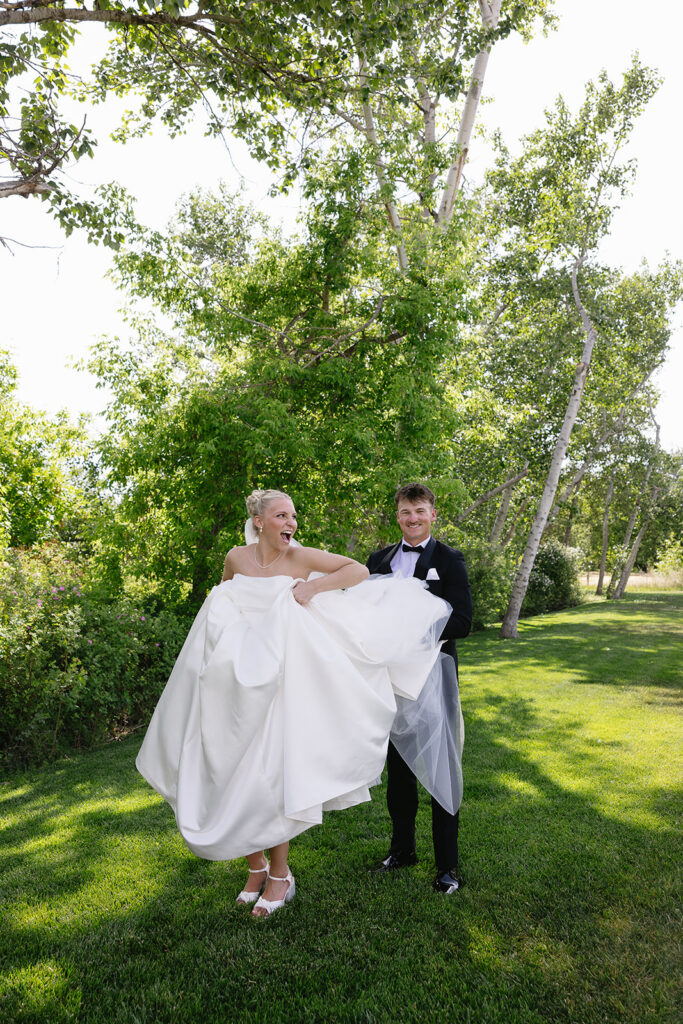 meaningful romantic family estate wedding photos outdoor bride and groom photos