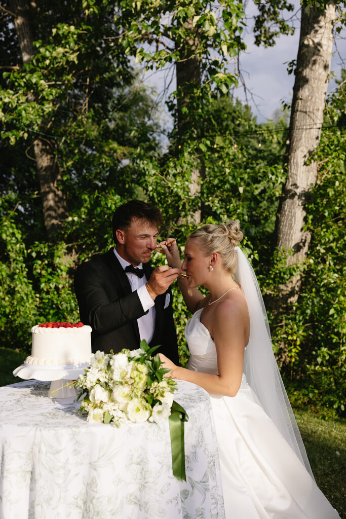 documentary style wedding photos wedding reception photos romantic 